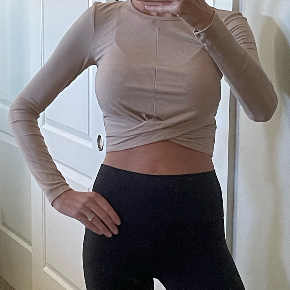 NWT Vuori top 🔥 - Picture 3 of 9